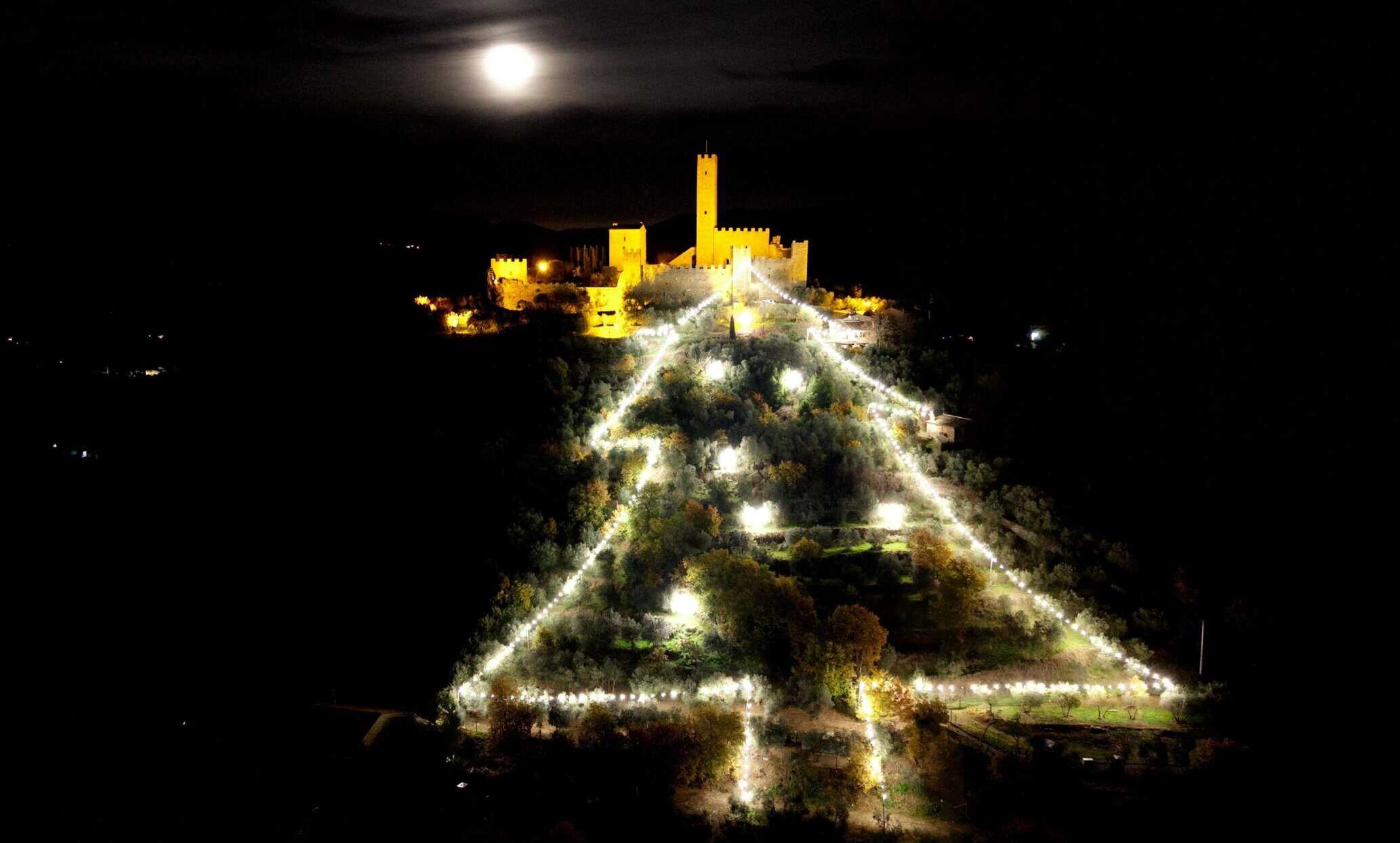 Si riaccende il grande albero di Montecchio Vesponi