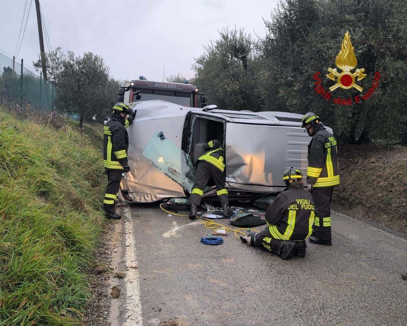 Auto si ribalta a Lucignano conducente estratto dai Vigili del Fuoco